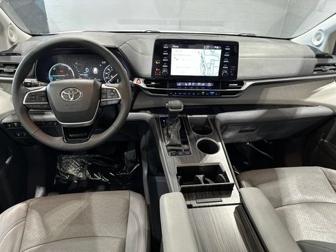 Used 2023 Toyota Sienna Limited AWD/4WD image 7