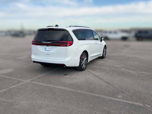 New 2026 Chrysler Pacifica Pinnacle image 11