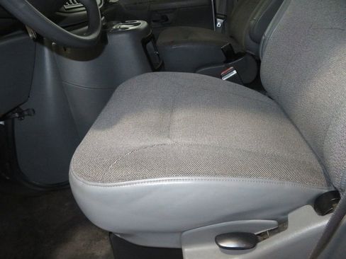 Used 2003 Ford E-350 and Econoline 350 Super Duty Wagon image 19