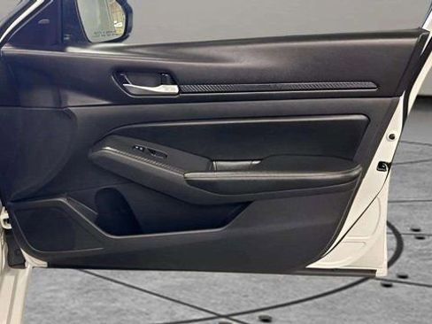 Used 2025 Nissan Altima 2.5 SV image 18