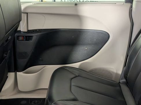 Used 2023 Chrysler Pacifica Touring-L FWD image 26