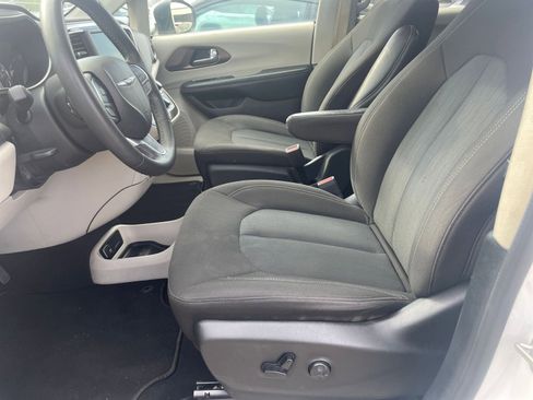 Used 2023 Chrysler Voyager LX image 27