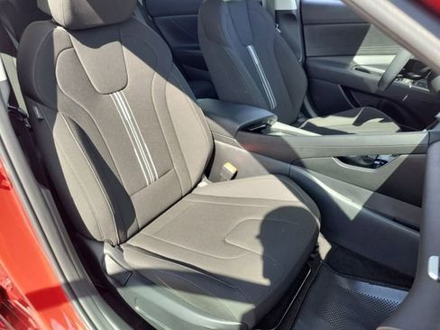Certified 2025 Hyundai Elantra Hybrid FWD image 17