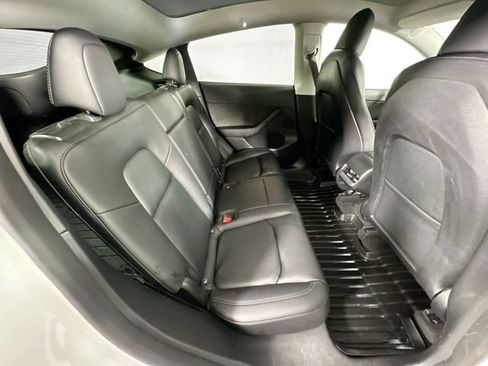 Used 2022 Tesla Model Y Long Range AWD/4WD image 24