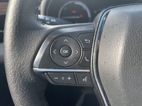 Used 2022 Toyota Avalon XLE w/ Moonroof Package image 6