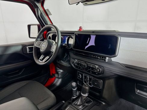 Used 2025 Jeep Wrangler Unlimited Sahara AWD/4WD image 27
