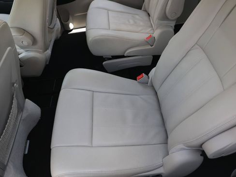Used 2013 Chrysler Town & Country Touring FWD image 10