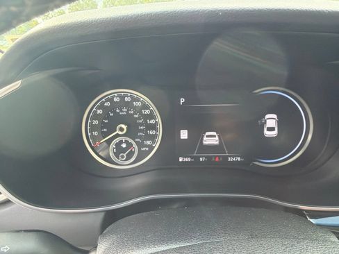 Used 2025 Genesis G70 2.5T RWD image 2