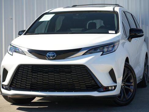 Used 2024 Toyota Sienna XSE w/ XSE Premium Package image 3