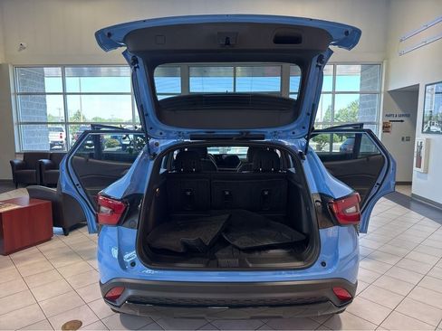 Used 2024 Chevrolet Trax RS FWD image 11