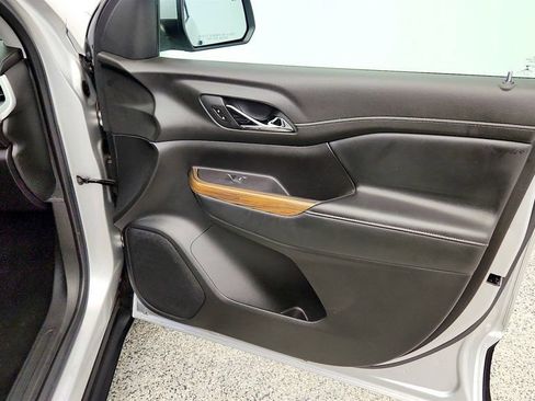 Used 2020 GMC Acadia SLE FWD image 26