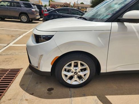 Used 2024 Kia Soul LX w/ Option Group 015 FWD image 7