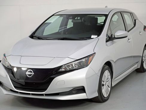 Used 2025 Nissan Leaf S image 40