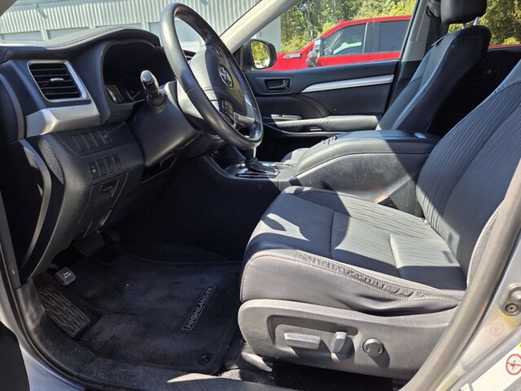 Used 2014 Toyota Highlander Plus FWD image 3