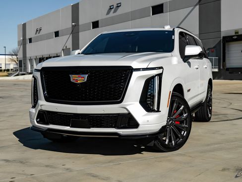 Used 2025 Cadillac Escalade V image 3