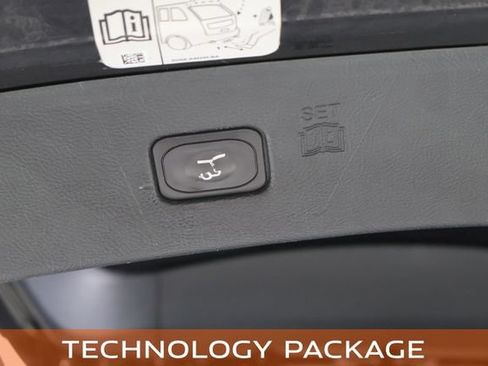Used 2018 Ford Edge Titanium w/ Technology Package FWD image 15