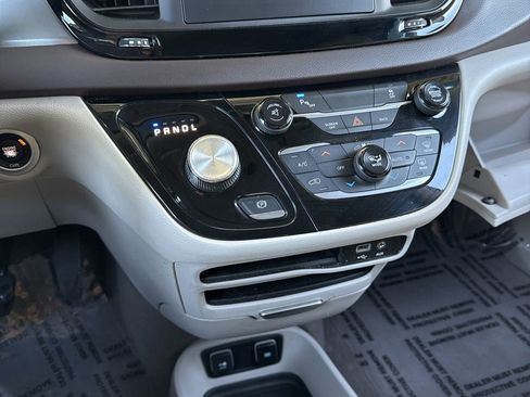 Used 2017 Chrysler Pacifica Touring-L image 15