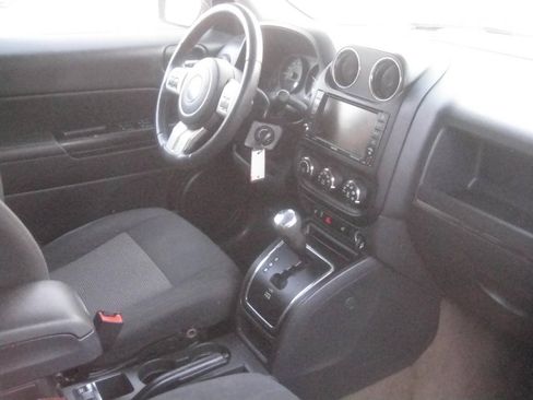Used 2016 Jeep Patriot Latitude AWD/4WD image 17