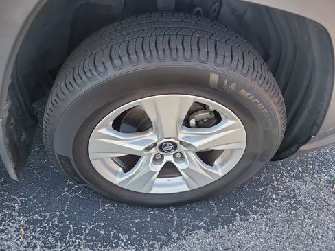 Used 2019 Toyota RAV4 XLE w/ Convenience Package FWD image 10