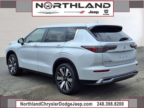 Used 2025 Mitsubishi Outlander SE AWD/4WD image 2