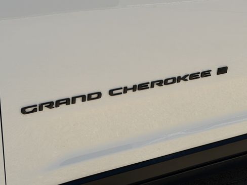 Used 2025 Jeep Grand Cherokee Altitude RWD image 14