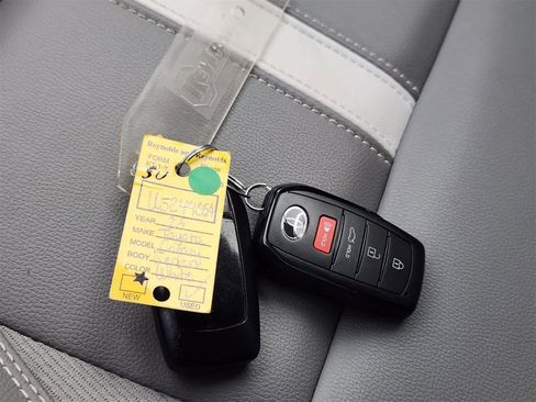 Used 2025 Toyota Camry SE image 31