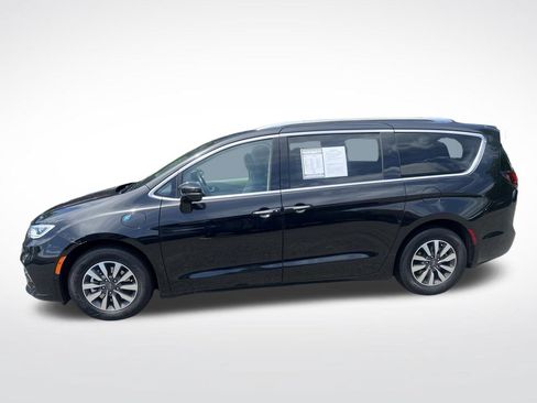 Used 2021 Chrysler Pacifica Touring-L FWD image 2