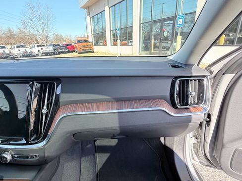 Used 2025 Volvo V60 B5 Cross Country Plus image 19