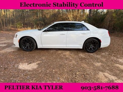 Used 2019 Chrysler 300 Touring w/ Sport Appearance Package image 8