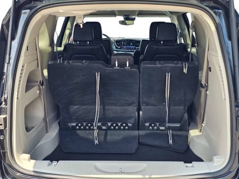 Used 2023 Chrysler Pacifica Touring-L FWD image 18