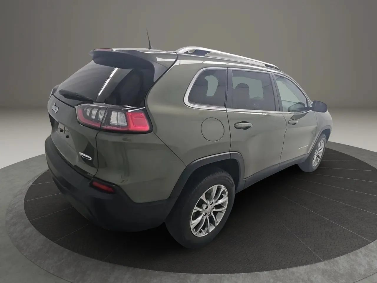 Used 2019 Jeep Cherokee Latitude Plus w/ Cold Weather Group AWD/4WD image 2