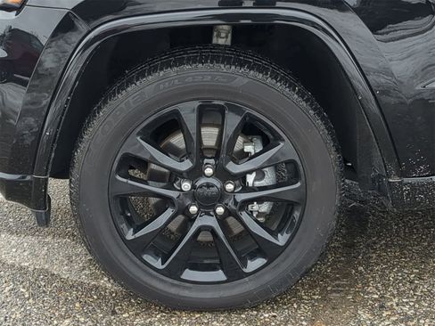 Certified 2022 Jeep Grand Cherokee Laredo X image 21