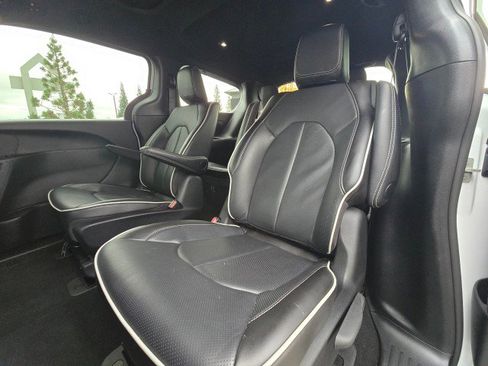 Used 2024 Chrysler Pacifica Premium image 19
