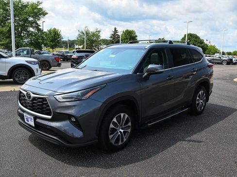 Used 2024 Toyota Highlander XLE AWD/4WD image 7