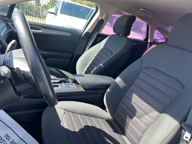 Used 2019 Ford Fusion SE FWD image 12