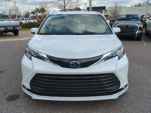 Certified 2022 Toyota Sienna XLE image 9