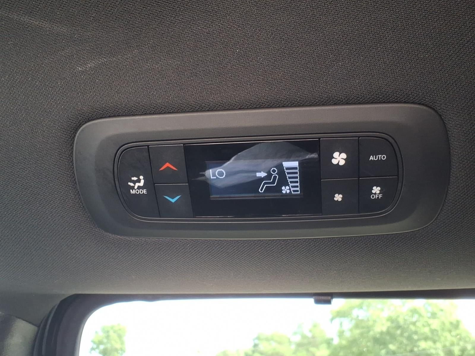 Used 2025 Chrysler Pacifica Select FWD image 6