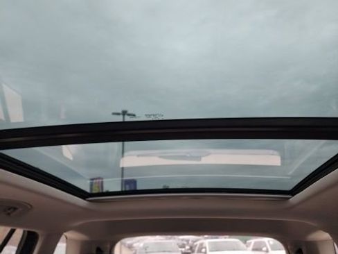 Used 2020 Volkswagen Tiguan SE w/ Panoramic Sunroof Package image 28