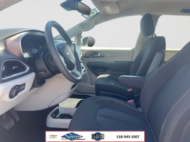 Used 2023 Chrysler Voyager LX FWD image 10
