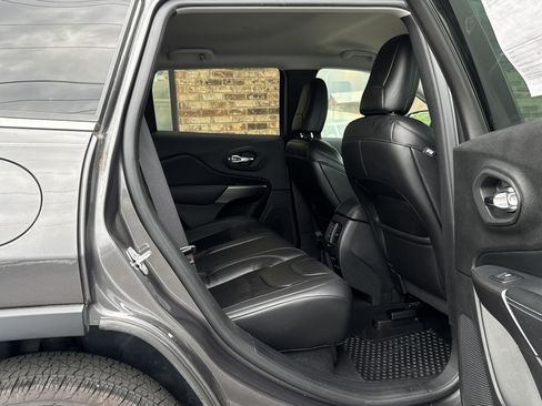 Used 2019 Jeep Cherokee Latitude Plus w/ Cold Weather Group AWD/4WD image 12