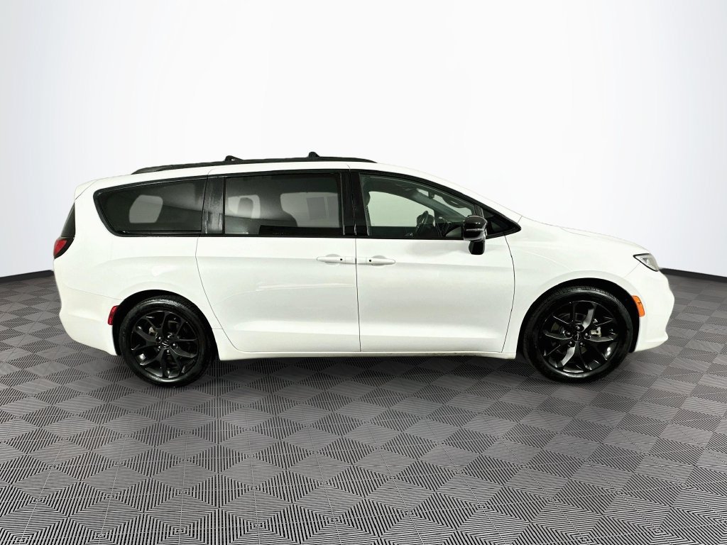 Certified 2025 Chrysler Pacifica Limited FWD image 13
