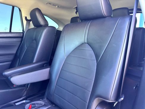 Used 2022 Toyota Highlander XLE image 18