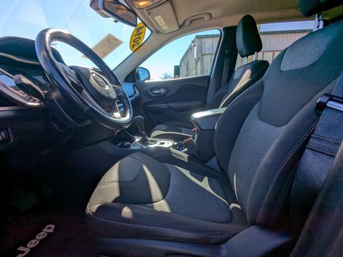 Used 2014 Jeep Cherokee Latitude w/ Cold Weather Group image 12