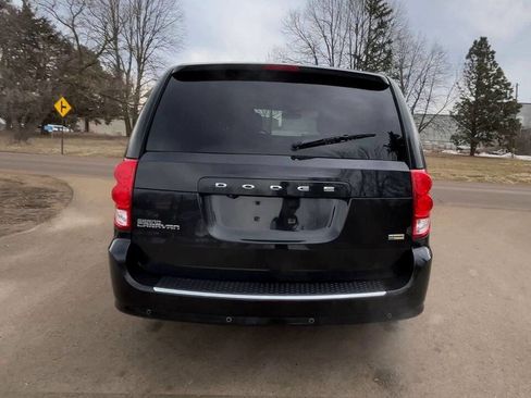Used 2019 Dodge Grand Caravan SE w/ UConnect Hands-Free Group image 4