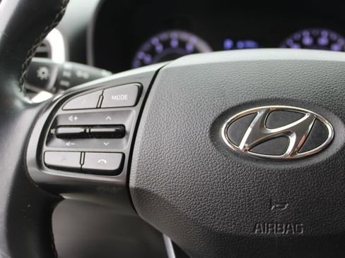Used 2022 Hyundai Venue Limited FWD image 17