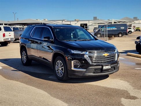 Used 2023 Chevrolet Traverse LT image 2