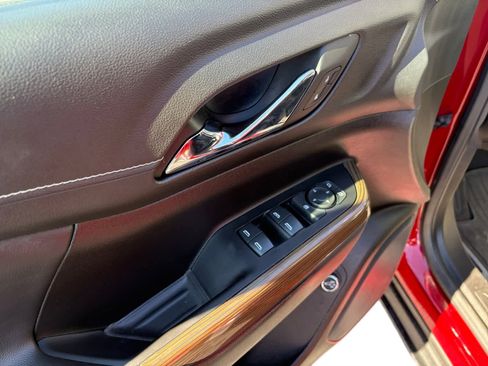 Used 2023 GMC Acadia SLE image 11