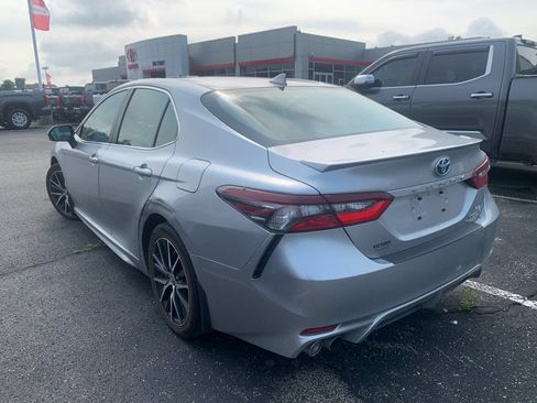 Used 2022 Toyota Camry SE w/ Cold Weather Package FWD image 4