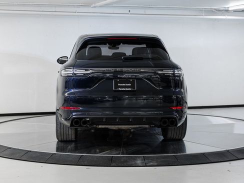 Certified 2023 Porsche Cayenne Platinum Edition image 5