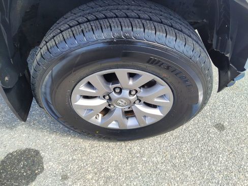 Used 2016 Toyota Tacoma SR5 w/ SR5 Appearance Package (SN) image 18